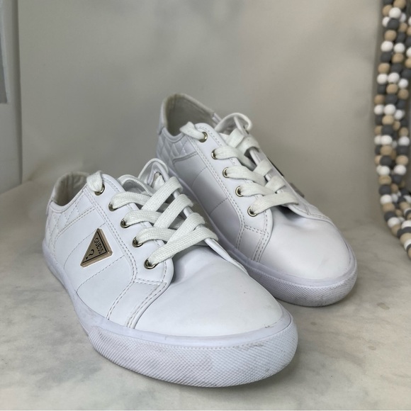 GUESS women's sneakers Logo detailing Low-top cut Lace-up design White Size 7.5 - Picture 1 of 11